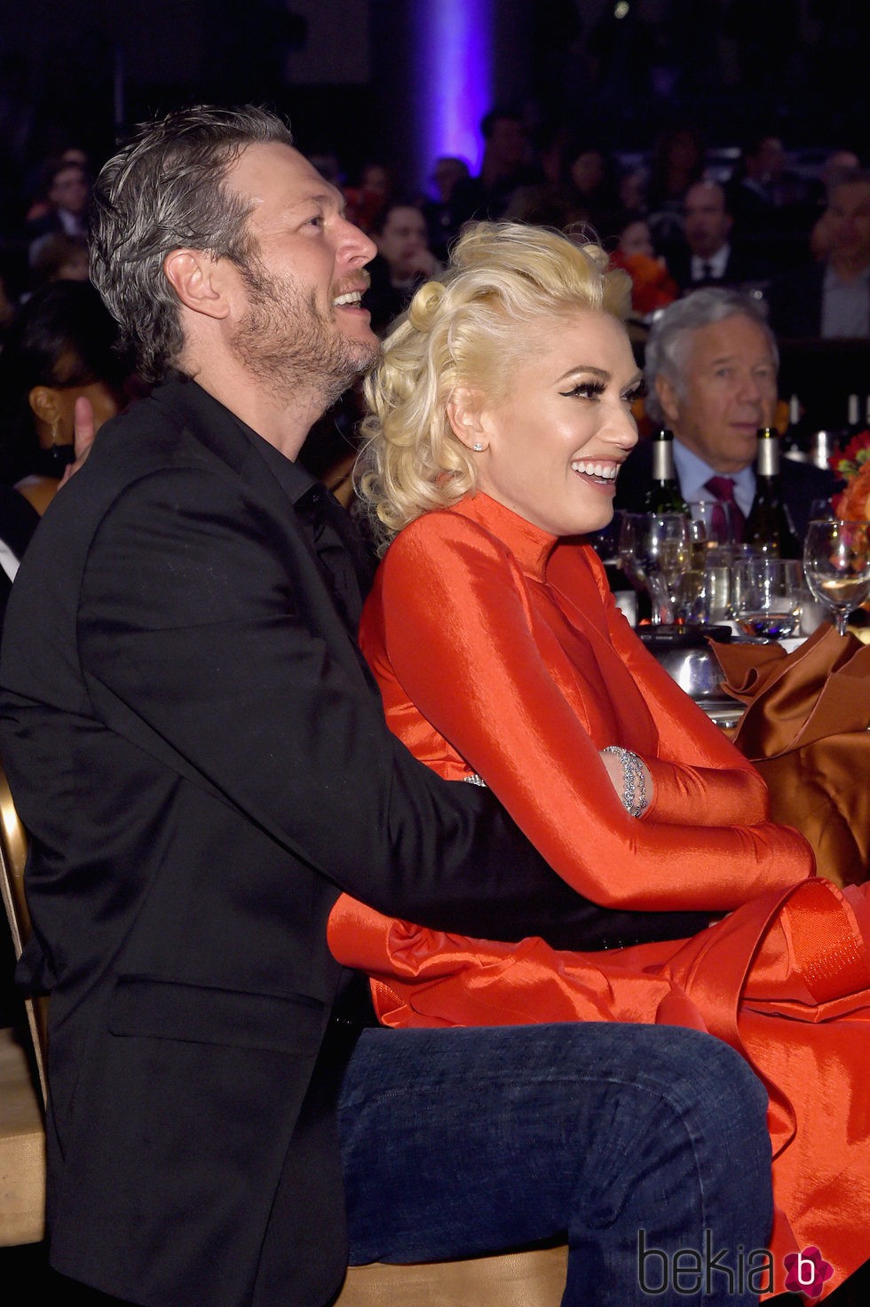 Gwen Stefani y Blake Shelton abrazados en la fiesta Clive Davis previa a los Grammy 2016