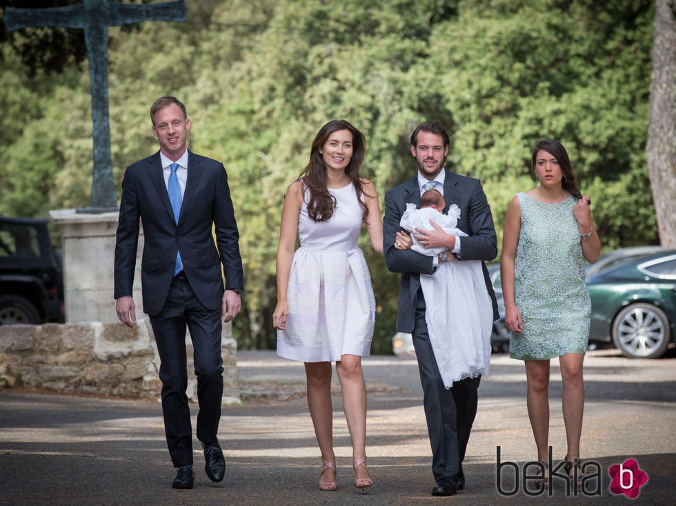 Amalia de Luxemburgo con sus padres y padrinos en su bautizo