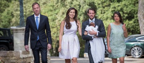 Amalia de Luxemburgo con sus padres y padrinos en su bautizo