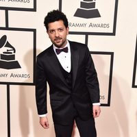 Sak Noel en la alfombra roja de los Premios Grammy 2016