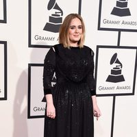 Adele en la alfombra roja de los Premios Grammy 2016