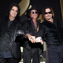  Johnny Depp, Alice Cooper y Joe Perry en la alfombra roja de los Premios Grammy 2016