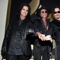  Johnny Depp, Alice Cooper y Joe Perry en la alfombra roja de los Premios Grammy 2016