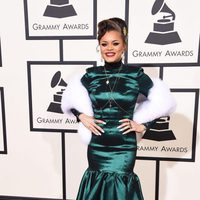 Andra Day en la alfombra roja de los Premios Grammy 2016