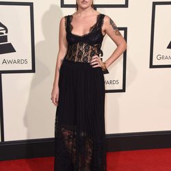 Tove Lo en la alfombra roja de los Premios Grammy 2016