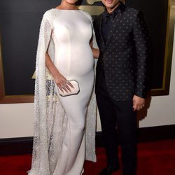 John Legend y su mujer Chrissy Teigen en la alfombra roja de los Premios Grammy 2016