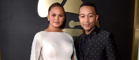 John Legend y su mujer Chrissy Teigen en la alfombra roja de los Premios Grammy 2016