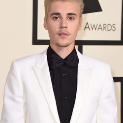 Plano medio de Justin Bieber en la alfombra roja de los Premios Grammy 2016