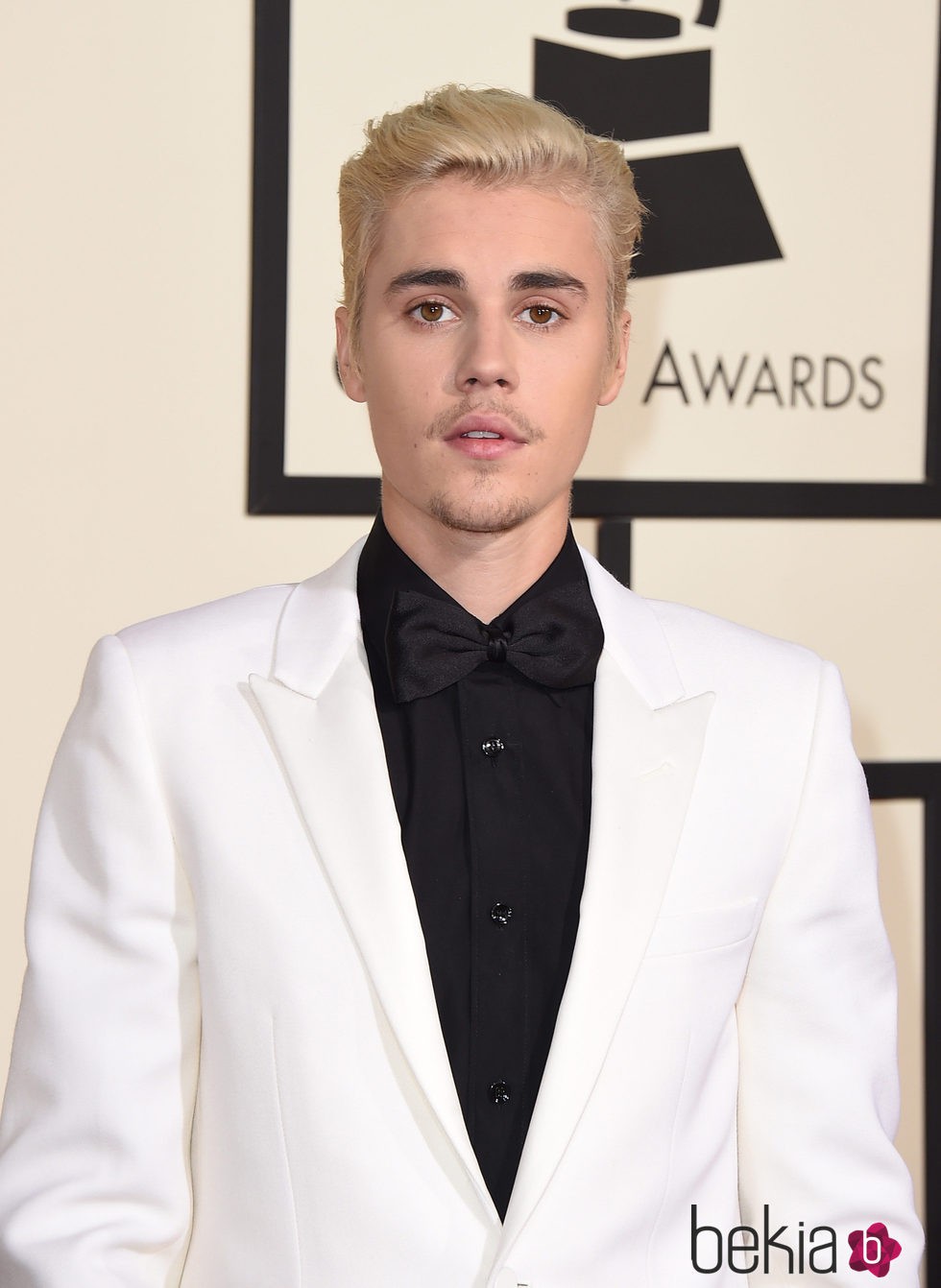 Plano medio de Justin Bieber en la alfombra roja de los Premios Grammy 2016