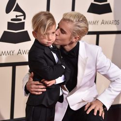 Justin Bieber y su hermano Jaxon Bieber en la alfombra roja de los Premios Grammy 2016