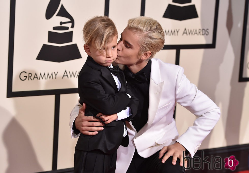 Justin Bieber y su hermano Jaxon Bieber en la alfombra roja de los Premios Grammy 2016