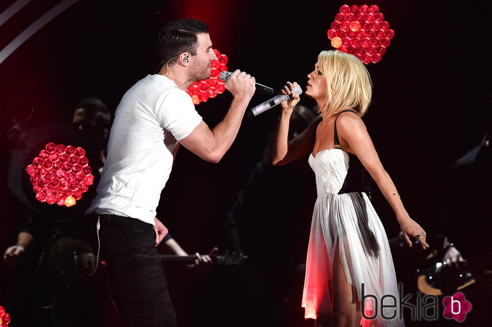 Sam Hunt y Carrie Underwood durante su actuación en los Premios Grammy 2016