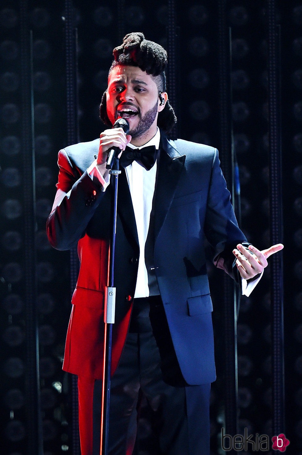 The Weeknd durante su actuación en los Premios Grammy 2016