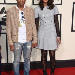 Pharrell Williams y Helen Lasichanh en la alfombra roja de los Premios Grammy 2016