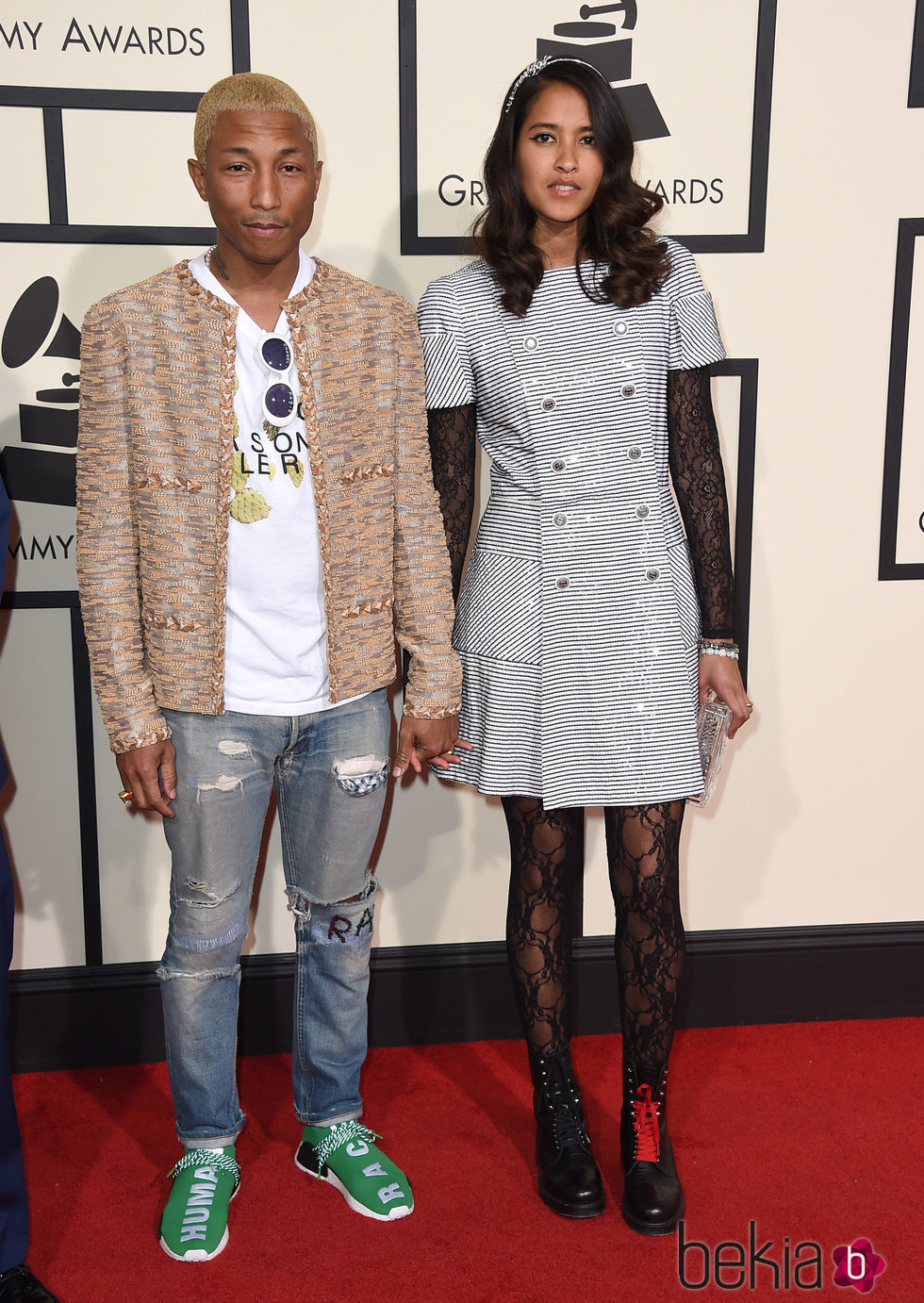 Pharrell Williams y Helen Lasichanh en la alfombra roja de los Premios Grammy 2016