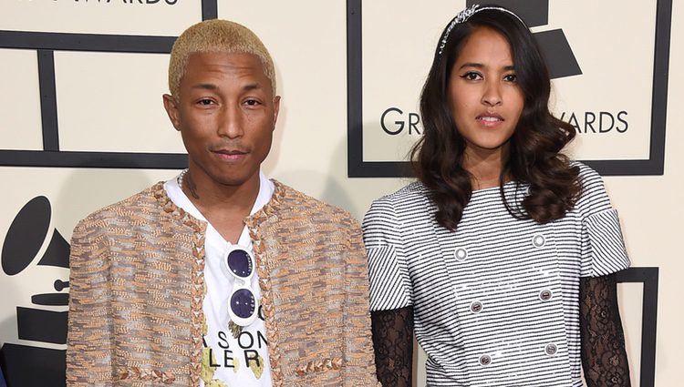 Pharrell Williams y Helen Lasichanh en la alfombra roja de los Premios Grammy 2016