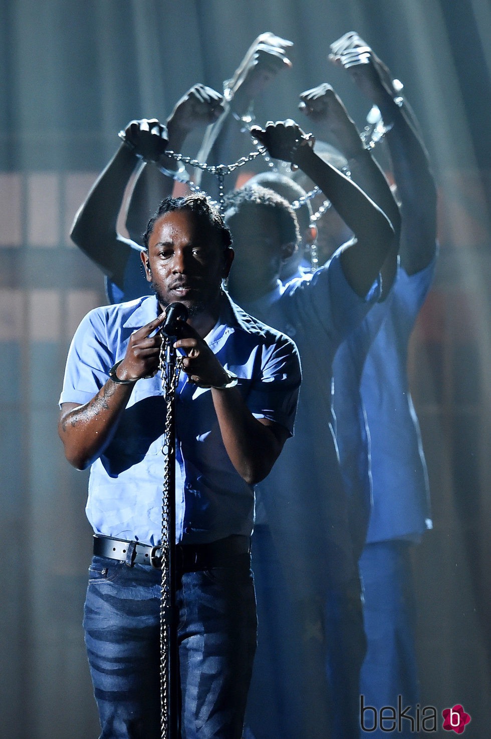 Kendrick Lamar durante su actuación en los Premios Grammy 2016