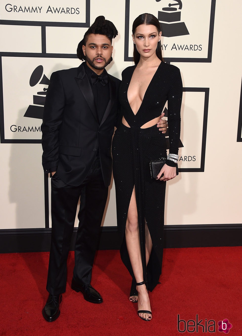 The Weeknd y Bella Hadid en la alfombra roja de los Premios Grammy 2016