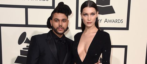 The Weeknd y Bella Hadid en la alfombra roja de los Premios Grammy 2016