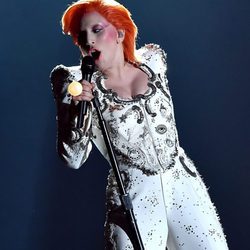 Lady Gaga rinde homenaje a David Bowie en su actuación en los Premios Grammy 2016