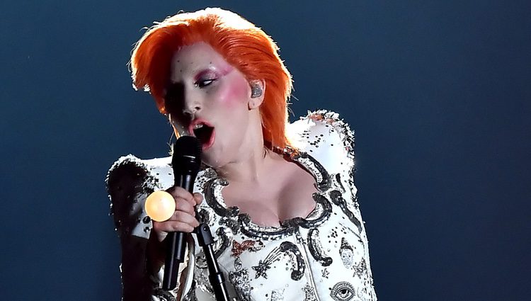 Lady Gaga rinde homenaje a David Bowie en su actuación en los Premios Grammy 2016