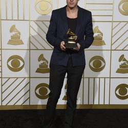 Mark Ronson posa con su Premio Grammy 2016