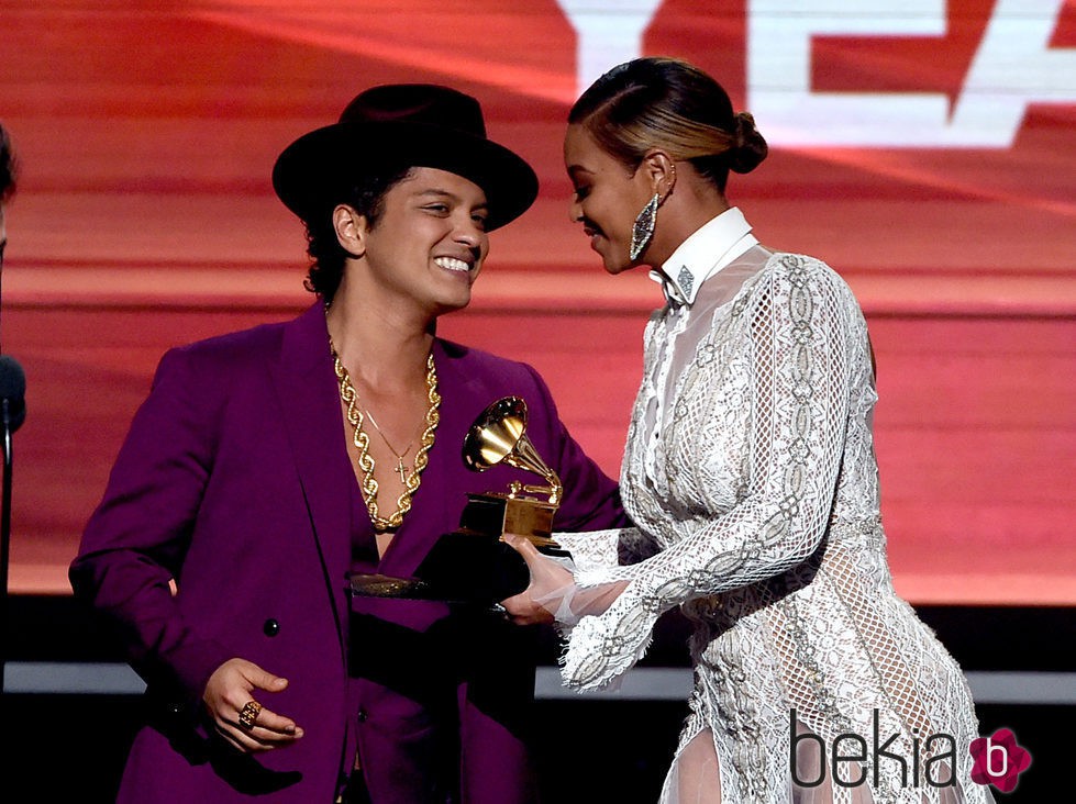 Beyoncé con Bruno Mars en la gala de los Premios Grammy 2016