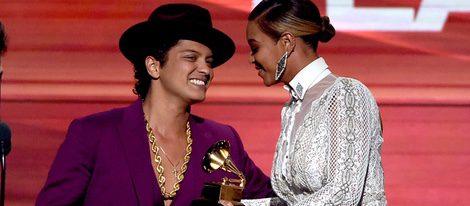 Beyoncé con Bruno Mars en la gala de los Premios Grammy 2016