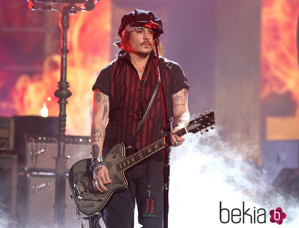 Johnny Depp durante su actuación en los Premios Grammy 2016