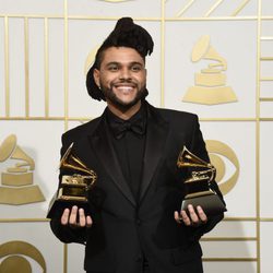 The Weeknd posa con sus dos Premios Grammy 2016