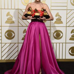 Taylor Swift posa con sus tres Premios Grammy 2016