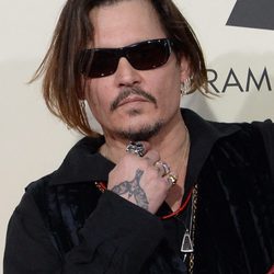 Johnny Depp en la alfombra roja de los Premios Grammy 2016