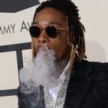 Wiz Khalifa fumando en la alfombra roja de los Grammy 2016