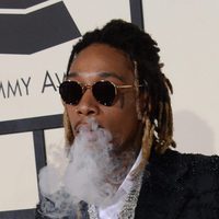 Wiz Khalifa fumando en la alfombra roja de los Grammy 2016