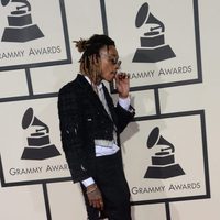 Wiz Khalifa llega fumando en la alfombra roja de los Grammy 2016