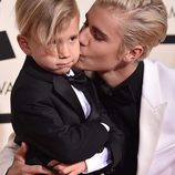 Justin Bieber besando a su hermano Jaxon Bieber en la alfombra roja de los Grammy 2016