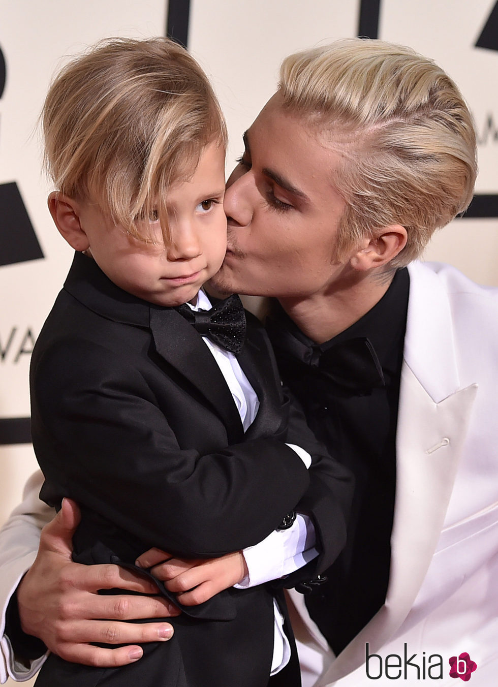 Justin Bieber besando a su hermano Jaxon Bieber en la alfombra roja de los Grammy 2016