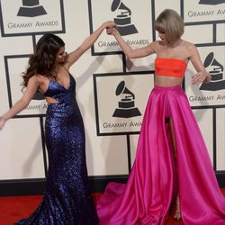 Taylor Swift y Selena Gomez, las más amigas en la alfombra roja de los Grammy 2016