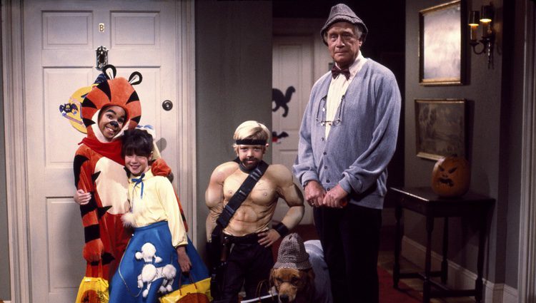 George Gaynes junto al elenco de la serie juvenil 'Punky Brewster'