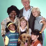 George Gaynes posando junto al elenco de la serie juvenil 'Punky Brewster'