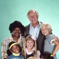 George Gaynes posando junto al elenco de la serie juvenil 'Punky Brewster'