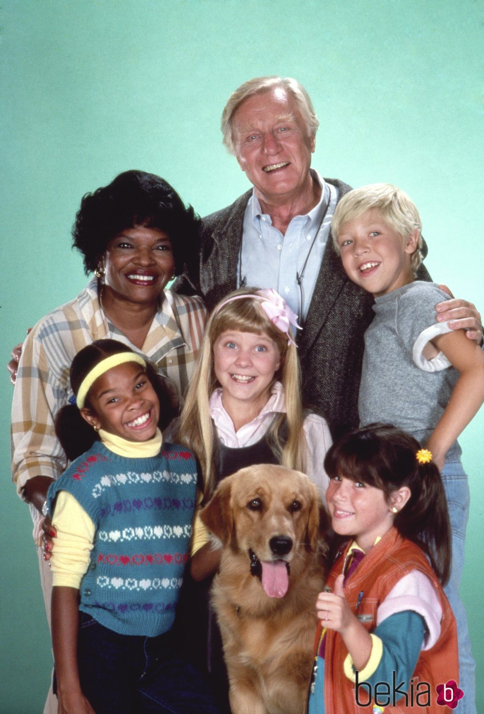 George Gaynes posando junto al elenco de la serie juvenil 'Punky Brewster'