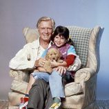 George Gaynes y Soleil Moon Frye posando juntos para la serie 'Punky Brewster'