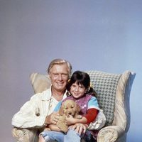 George Gaynes y Soleil Moon Frye posando juntos para la serie 'Punky Brewster'