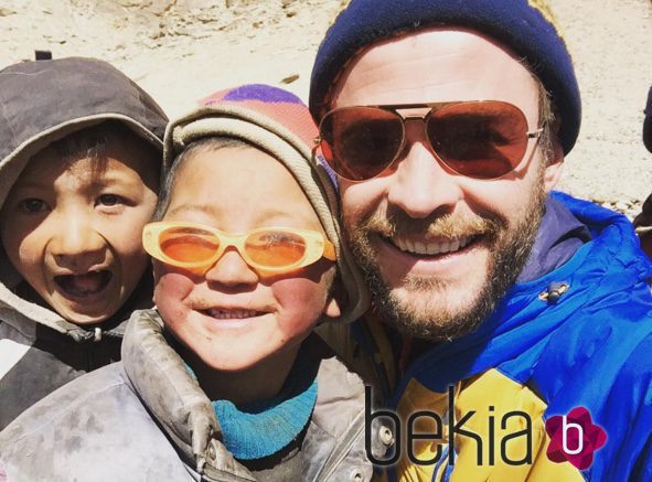 Chris Hemsworth con dos niños tibetanos 