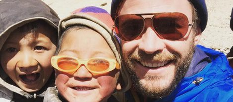 Chris Hemsworth con dos niños tibetanos 