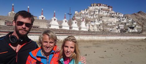 Jesús Calleja con Elsa Pataky y Chris Hemsworth en el Himalaya