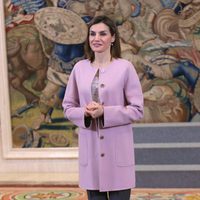 La Reina Letizia con un abrigo rosa cuarzo para recibir audiencias