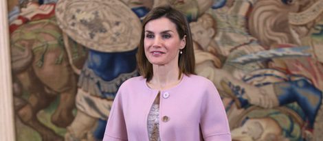 La Reina Letizia con un abrigo rosa cuarzo para recibir audiencias