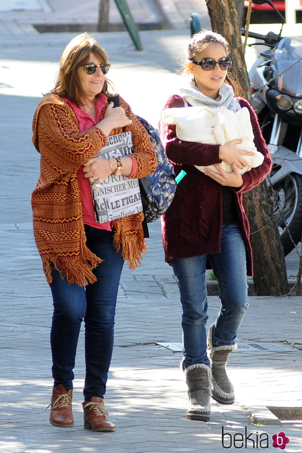 Primer paseo de Lola Melendi con su madre Julia Nakamatsu y su abuela materna